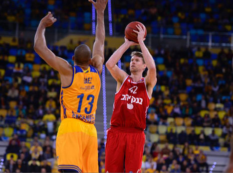 פיטרסון עולה ל-3