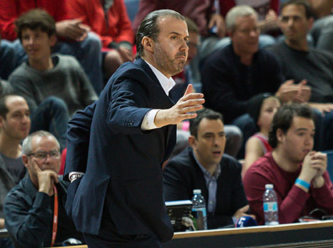 צריך להעיר את החניכים שלו לקראת שלישי. פיאניג'אני (מנהלת הליגה)