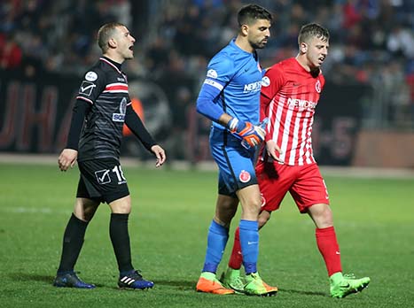 לא שולט בעצמו. רייכרט (יוסי שקל)