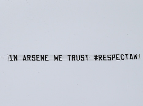 שלט התמיכה אתמול מול ווסט ברומיץ' (Getty)