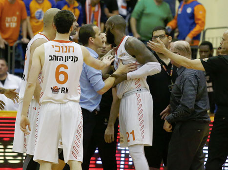 הופל בגסות. תומאס (אלן שיבר)