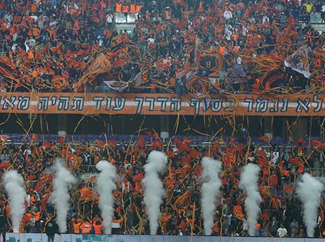 התפאורה של האוהדים הכתומים (אלן שיבר)