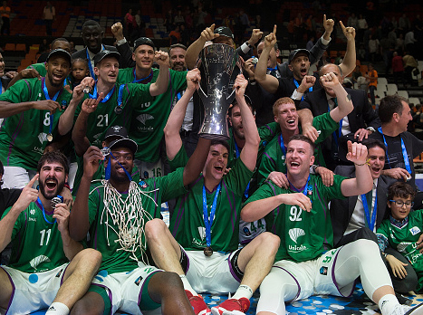 הישג השיא של מלאגה. הירוקים חוגגים עם הגביע (getty)