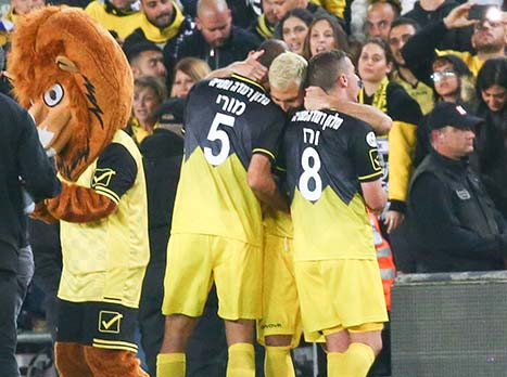 שחקני בית"ר חוגגים: "יכולים להפוך את העונה לחלומית" (דני מרון)