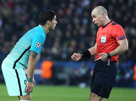 שפט גם בתבוסה של בארסה 4:0 לפ.ס.ז'. מרצ'יניאק (Getty)