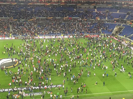 הקהל הצרפתי פורץ למגרש (getty)