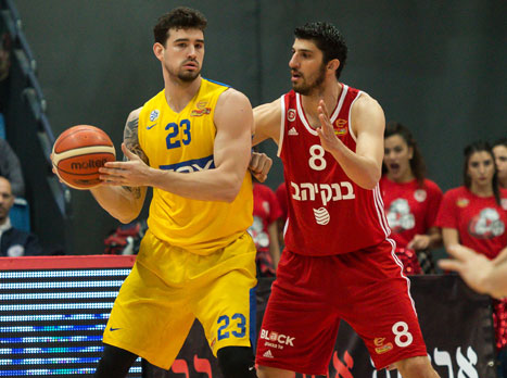 השאיר את מכבי בתמונה בפתיחה. אלכסנדר (עודד קרני)