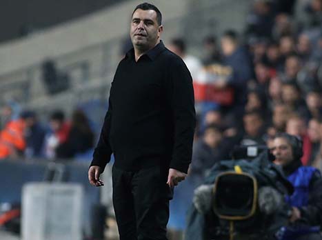 גם הוא יודע שהוא טעה. קורצקי (אלן שיבר)