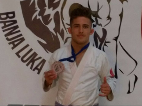 אטלי עם המדליה (התאחדות "אילת")