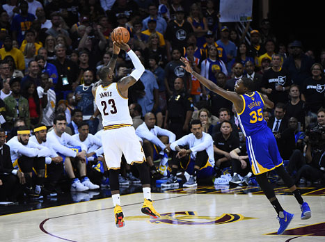 למשחק הרביעי לברון והקאבס עלו בטירוף (getty)