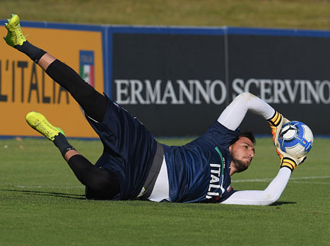 קיבל את החולצה של נבחרת איטליה דרך מילאן (getty)