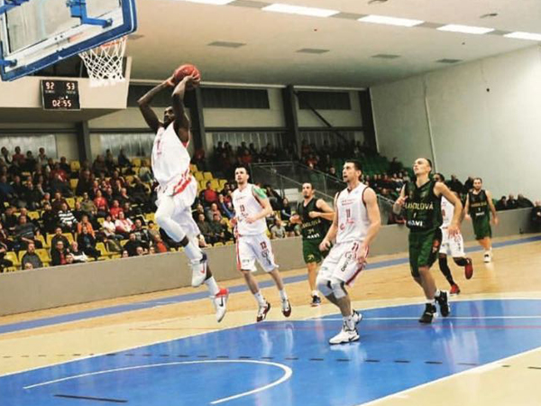 משלים את מצבת הזרים בעפולה. לנגסטון