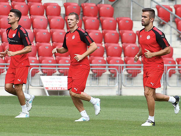 האדומים מוכנים למבחן הראשון (צילום: אלן שיבר)