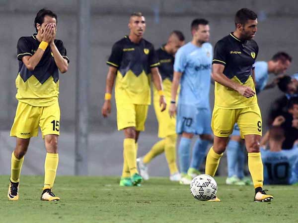 בית"ר עם הגב אל הקיר בבולגריה (צילום: אלן שיבר)