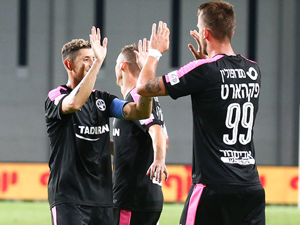 שער בכורה. פקהארט (דני מרון)