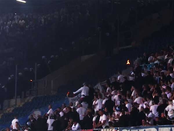 האוהדים השתוללו, המשחק הופסק פעמיים (טוויטר)