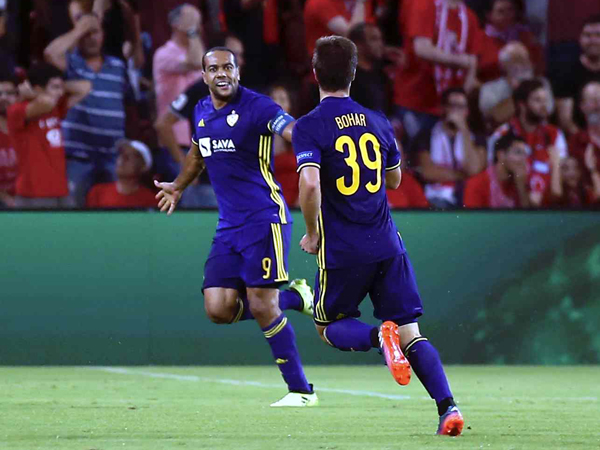 המשחק בקושי נפתח ובדקה ה-10 מאריבור הפתיעה עם שער יתרון (אלן שיבר)