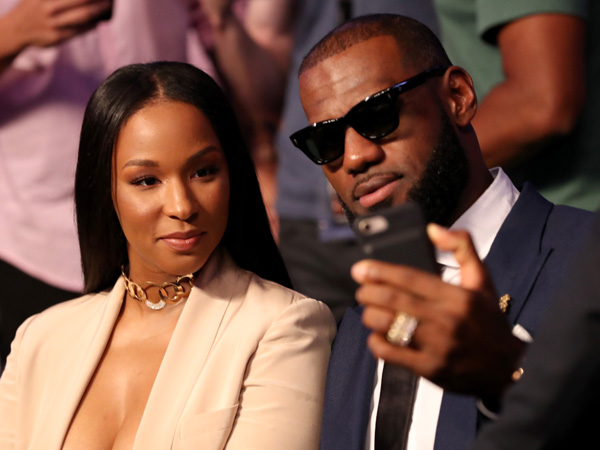 כל הכוכבים הגיעו לראות את הקרב הגדול. ביניהם גם לברון ג'יימס ואשתו סבאנה (getty)