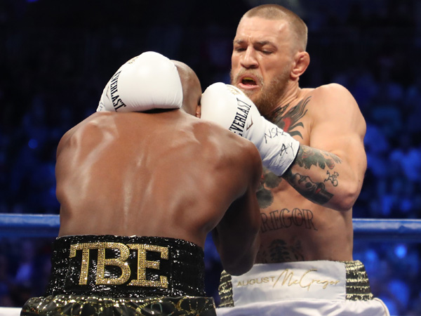 אבל בסיבובים המאוחרים האמריקני ניצל את העייפות של לוחם ה-UFC האירי (getty)