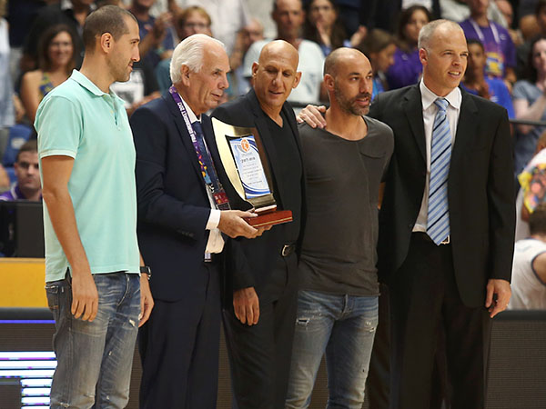 לפני המשחק עשו כבוד לשחקני העבר (אלן שיבר)