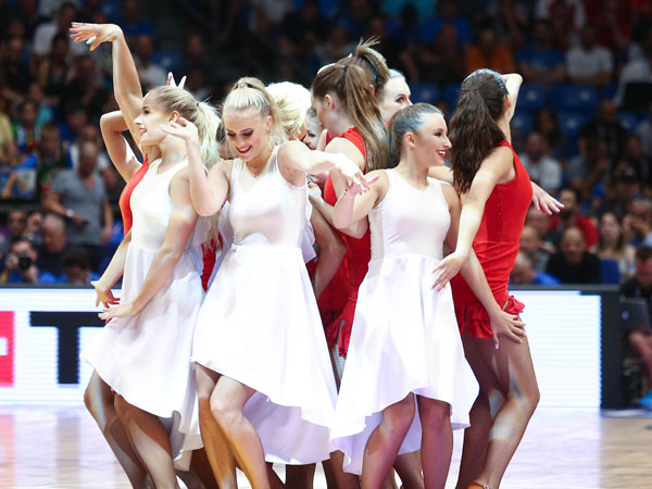 אווירה צבעונית בהיכל (דני מרון)