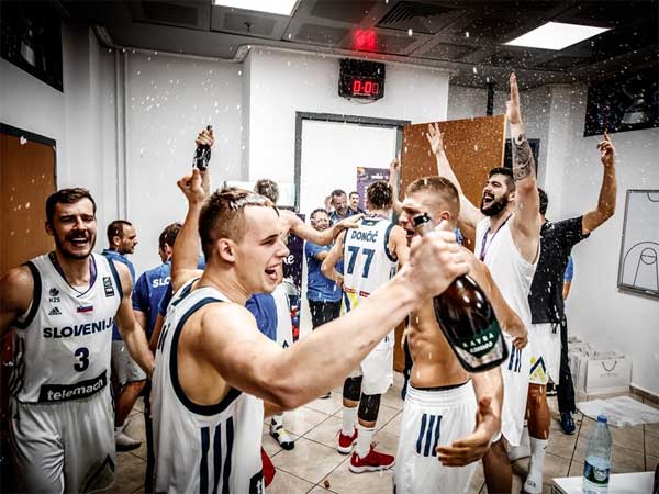 טירוף בחדר ההלבשה בסלובני (פיב"א)