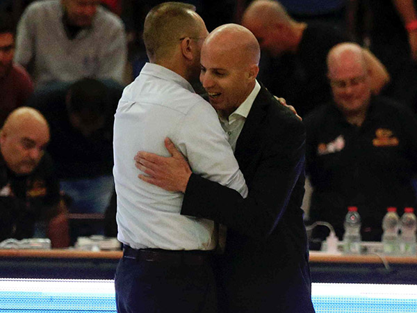 חיבוק בין שני המאמנים (אלן שיבר)