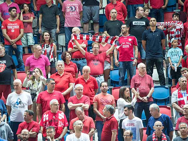 דרישה להרחיקו מהמגרשים (למצולמים אין קשר לנאמר בכתבה)