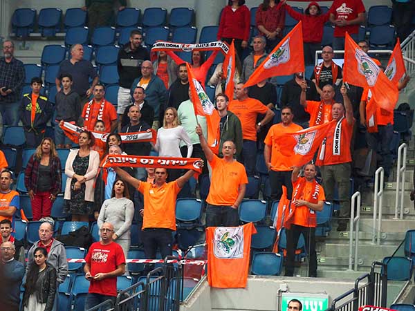 האוהדים הכתומים שהגיעו לעודד בבירה