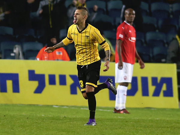 הייסטר חוגג את השער הראשון (אלן שיבר)