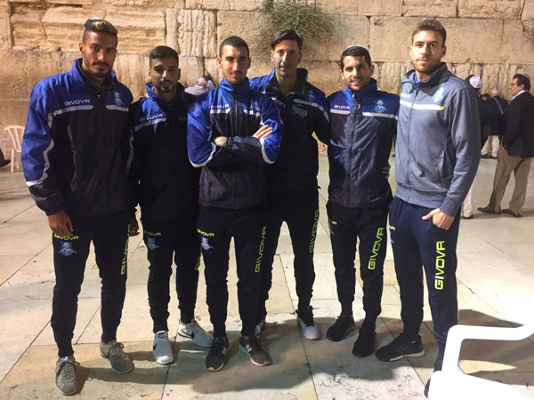 שחקני עכו בכותל. "אווירה מיוחדת"