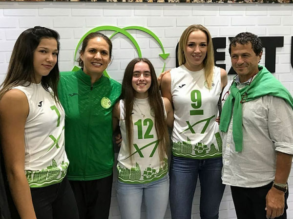 שחקניות מכבי חיפה והספונסר הראשי של המועדון אודי אנג'ל (באדיבות מועדון כדורעף מכבי חיפה)