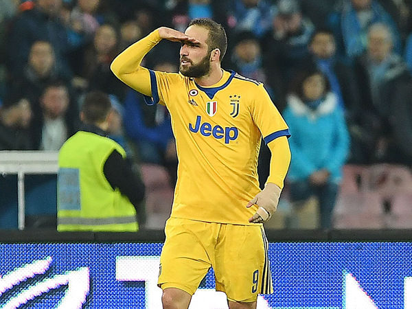 היגוואין מתגרה באוהדי נאפולי (Getty)