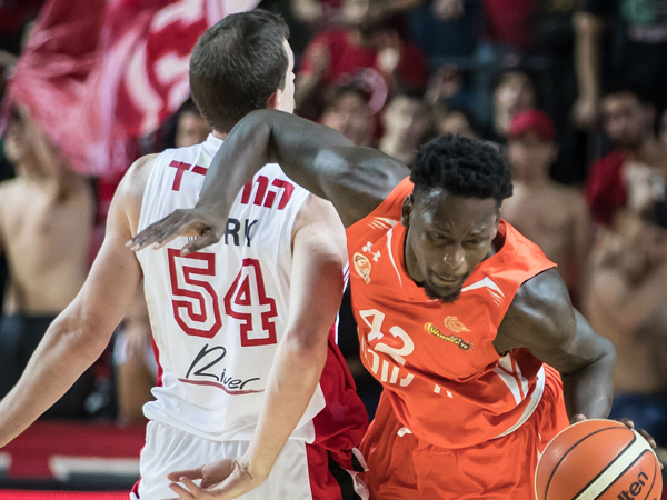 האוורד מול זאנה. בהפועל ת"א סומכים עליו (מנהלת)