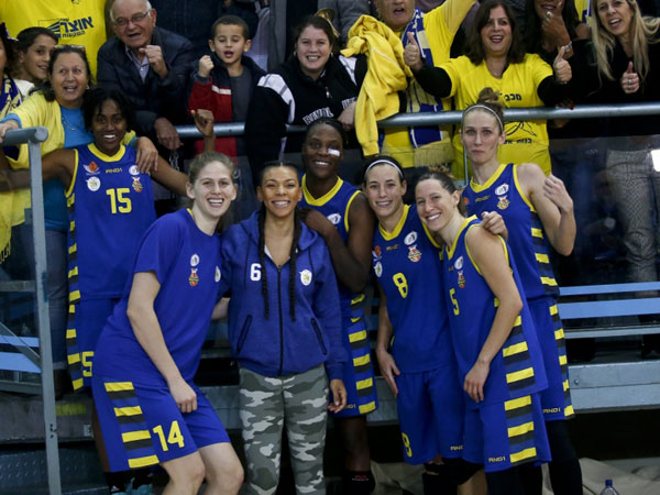 בנות אשדוד חוגגות עם האוהדים. (מגי גוזאני, מנהלת ליגת העל לנשים בכדורסל)