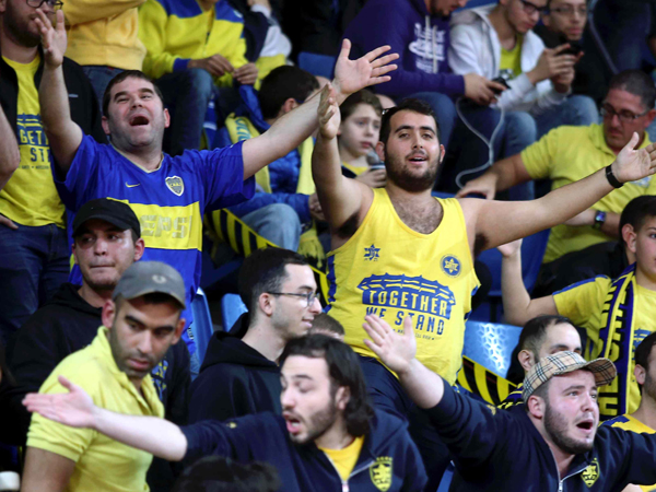 אוהדי מכבי ת"א חגגו בסיום (אלן שיבר)