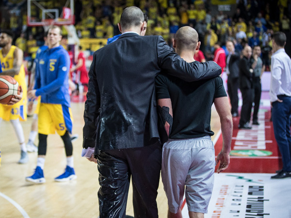 בורשטיין ופנאן לאחר השלכת הכוסות