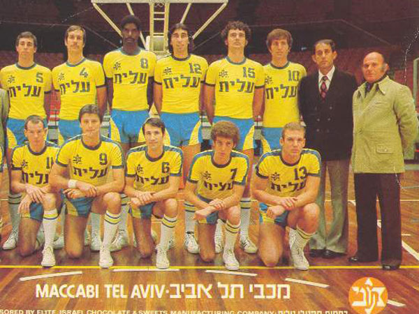 דוידסקו (ראשון מימין) לצד רלף קליין. הובילו את מכבי ת"א לגביע אירופה הראשון (האתר הרשמי של מכבי ת"א)