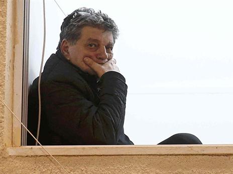 נותן בו אמון, בינתיים. שום (אלן שיבר)