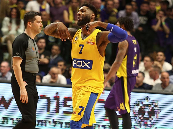 גם הוא מחוץ לסגל. קיין (אלן שיבר)