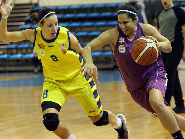 (צילום: עודד קרני ואודי ציטיאט מנהלת ליגת העל לנשים בכדורסל)