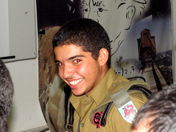 מלא בשמחת חיים ומודע לסביבה