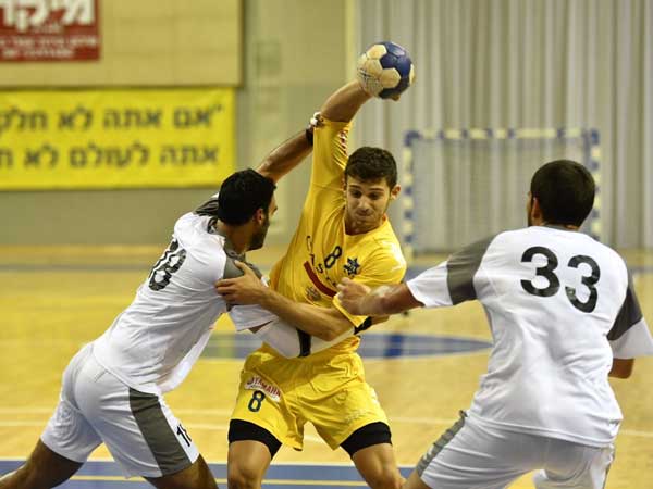 איתי טורקניץ מול הגנת רחובות. (עמית שיסל, איגוד הכדוריד)