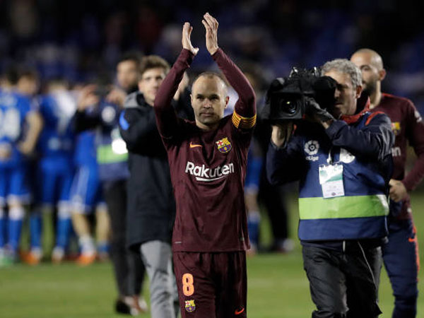 אינייסטה נפרד מהקהל של לה קורוניה. גם הם הודו לו (getty)