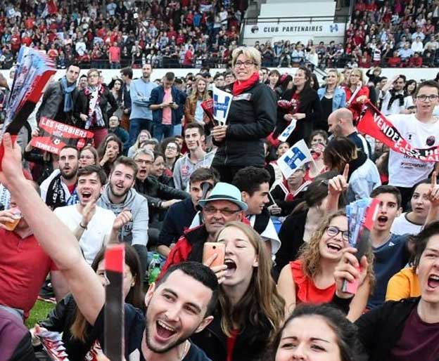 בהתחלה הם חייכו. אוהדי לה הרבייה צופים במשחק באצטדיונם הביתי (Getty)