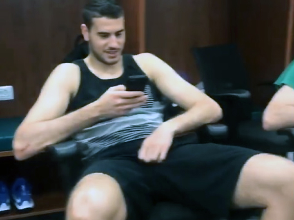 עוז בלייזר בחדר ההלבשה (מתוך אינסטגרם)