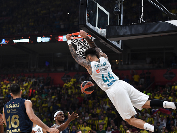 טיילור בעננים (GETTY)