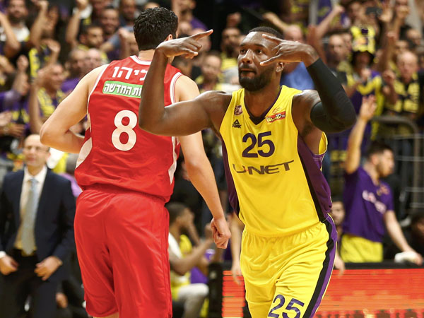 המילטון להט מכל טווח וחתם עם שלשה אדירה את המחצית (אלן שיבר)