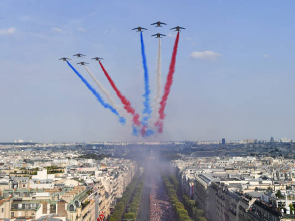 המטוסים צבעו את השמיים (getty)