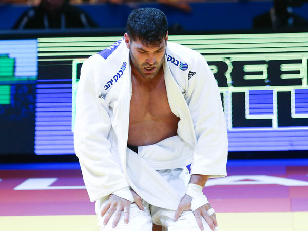 ששון מכוון למדליה (אלן שיבר)